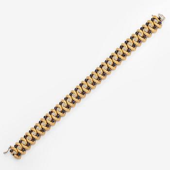 An 18K gold bracelet, diamonds approx. 0.14 ct in total and sapphires, Italy. Finnish import marks.