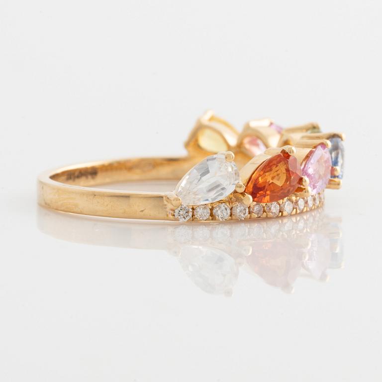 Ring in 18K gold with sapphires in various colors and round brilliant-cut diamonds.