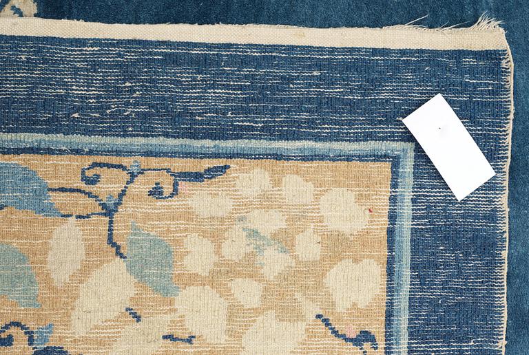 CARPET, ANTIQUE BEIJING. China, late Qing dynasty, 412 x 307,5 cm.