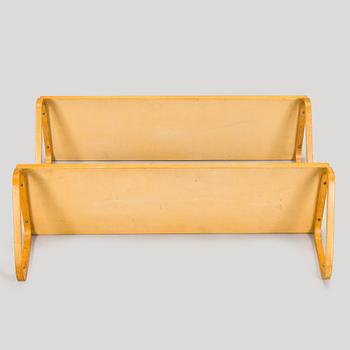 Alvar Aalto, vägghyllor, 2 st, modell 112/L för O.Y. Huonekalu- ja Rakennustyötehdas A.B 1900-talets mitt.