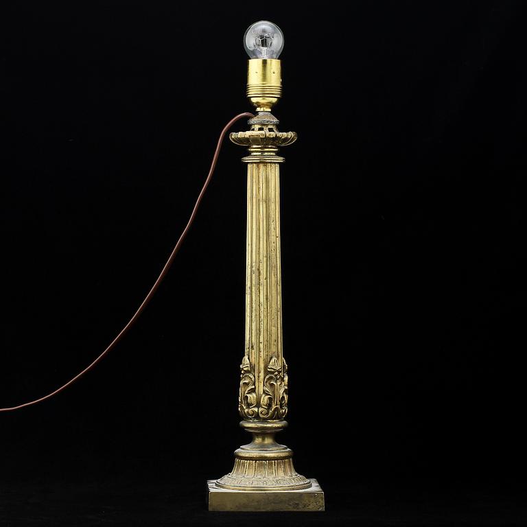 BORDSLAMPA, mässing, empirestil, sekelskiftet 1900.