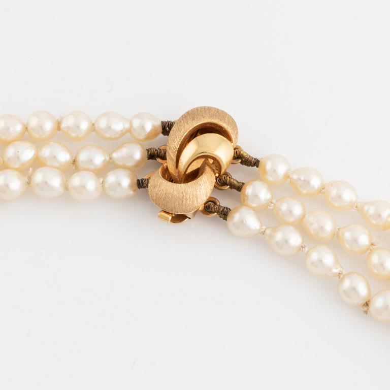 Cultured three strand pearl necklace. Clasp 18K gold.