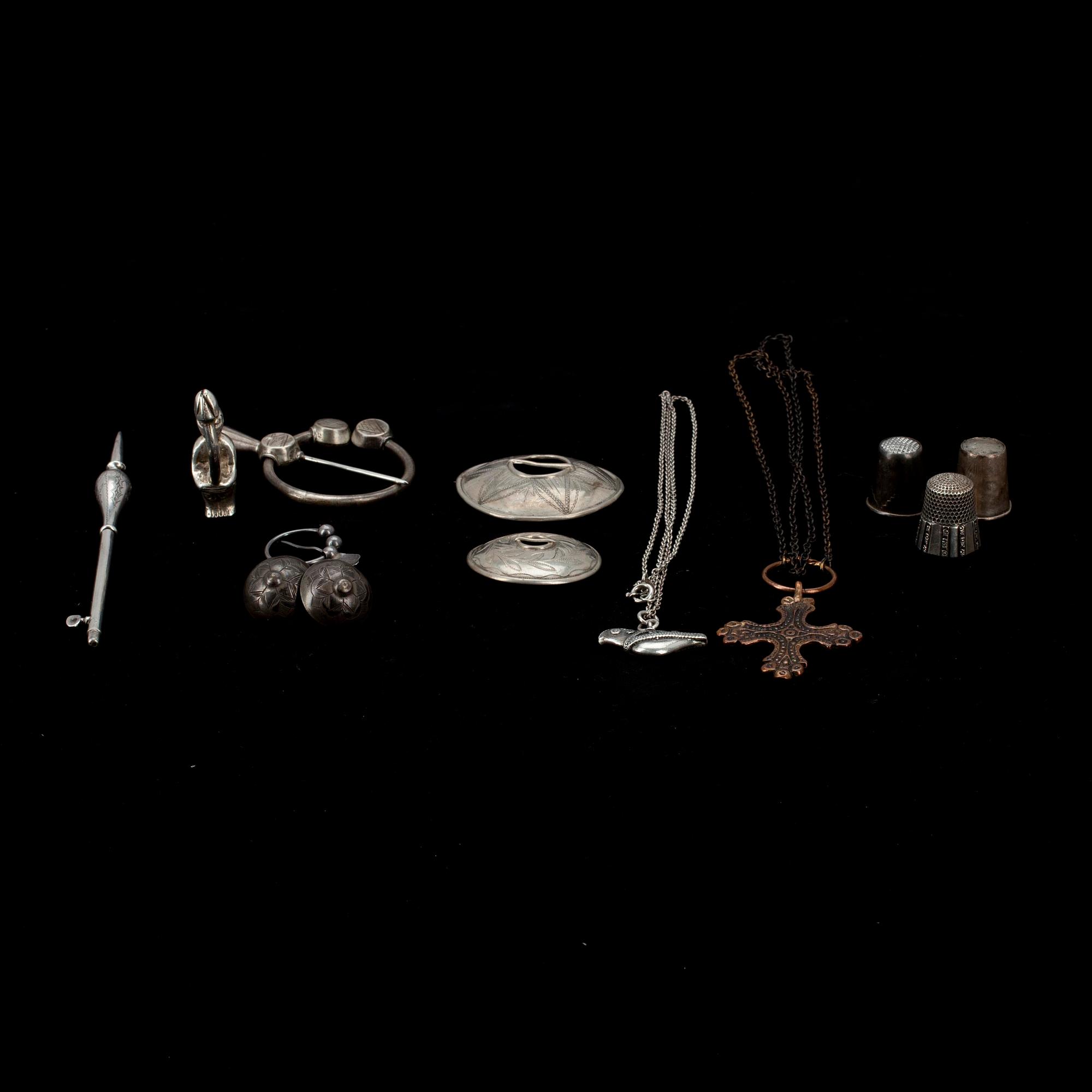 ETT PARTI 12 st. silverföremål, bl.a. SMYCKEN, FINGERBORGAR, silver, en av brons. Olika stämplar, 1900-tal.