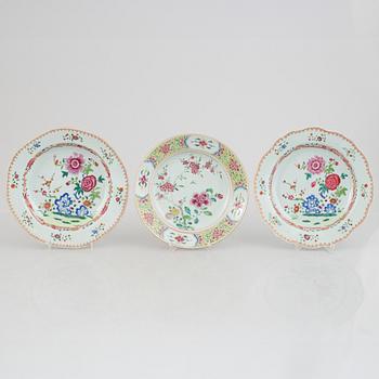 A set of three Chinese export porcelain plates, Qing dynasty, Qianlong (1736-95).