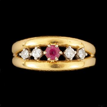 Ring, 23k guld, facettslipad rubin samt briljantslipade diamanter. Total vikt ca 10 g.