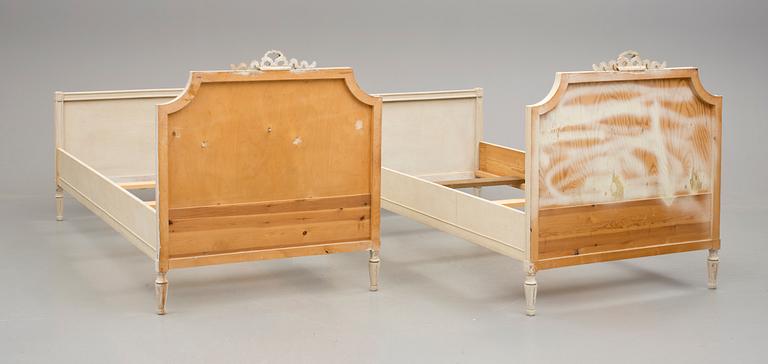 SÄNGRAMAR, ett par, gustaviansk stil, 1900-tal.