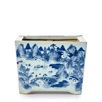 1048. A blue and white flower pot, late Qing dynasty, circa 1900.