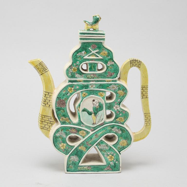 A porcelain wine ewer from China, Qing dynasty, 19th century.