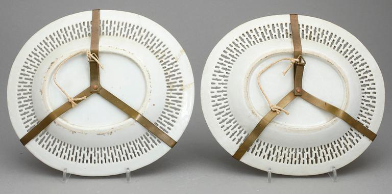 GALLERFAT, ett par, porslin, Kina, 1800-talets början.