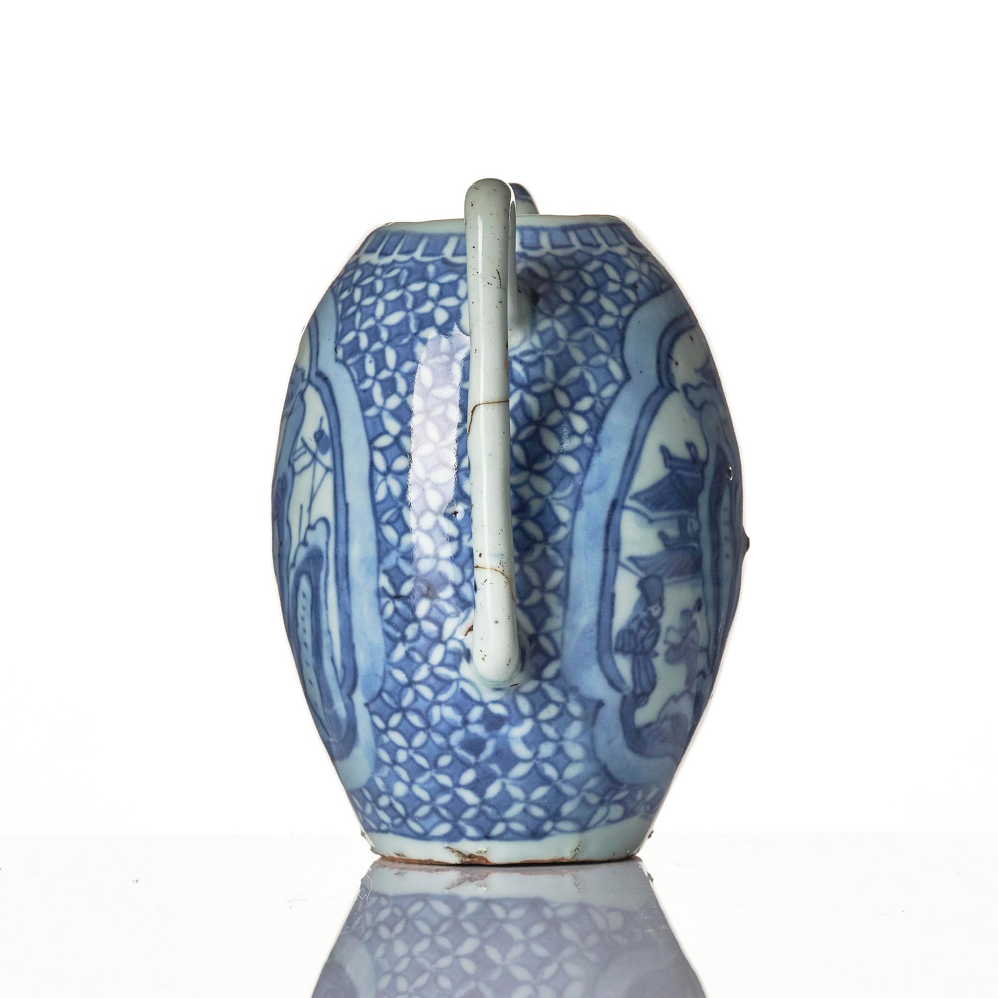 A blue and white wine ewer and a dish, Ming dynasty, Wanli (1572-1620).