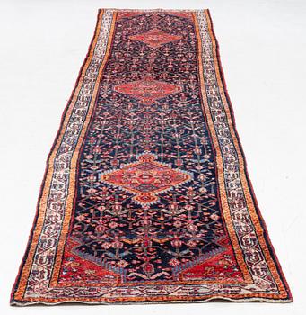 Gallery rug, oriental. Approx. 475 x 100 cm.