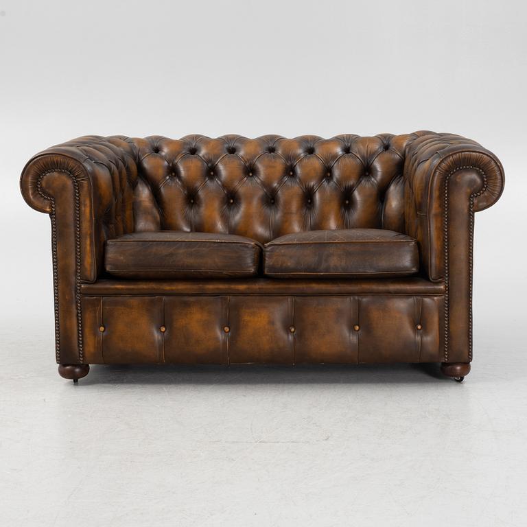 A leather upholstered Chesterfield sofa, England, second part of the 20th Century.