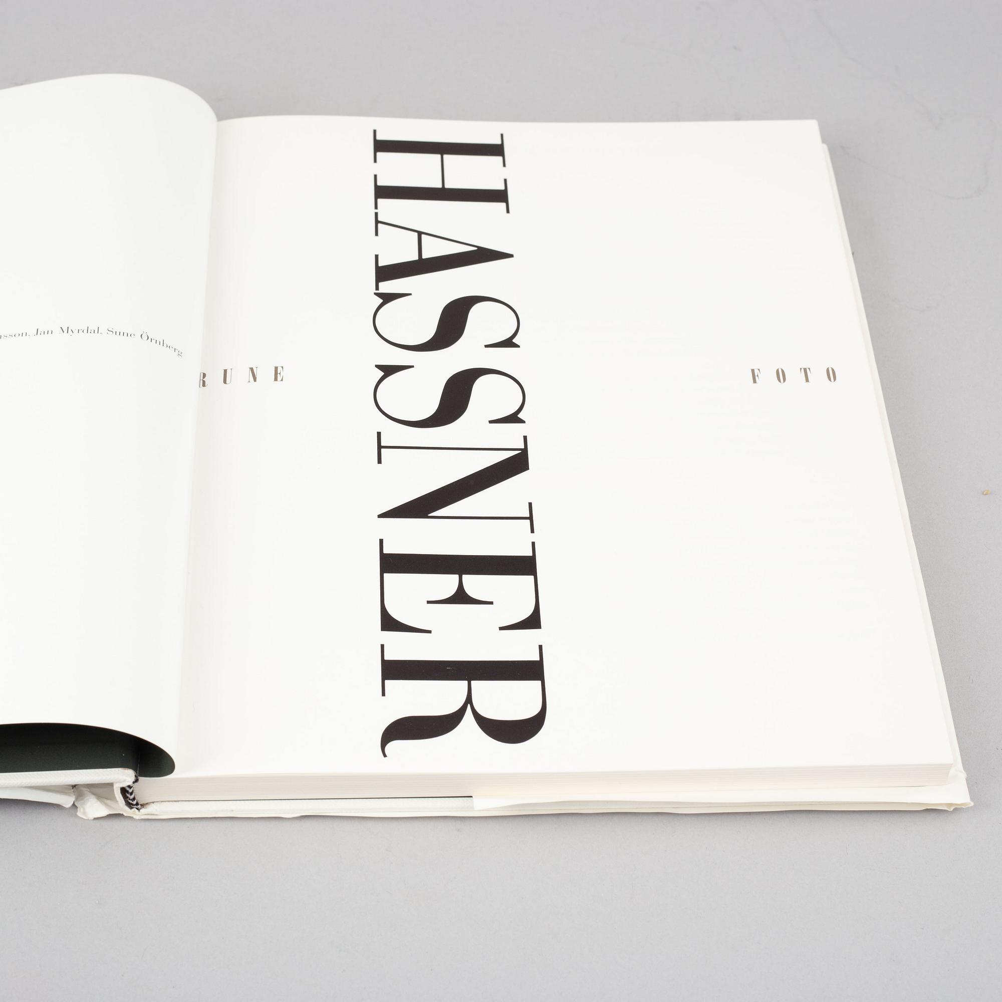 Tiofoto, 2 böcker samt 4 kataloger, några med dedikation.