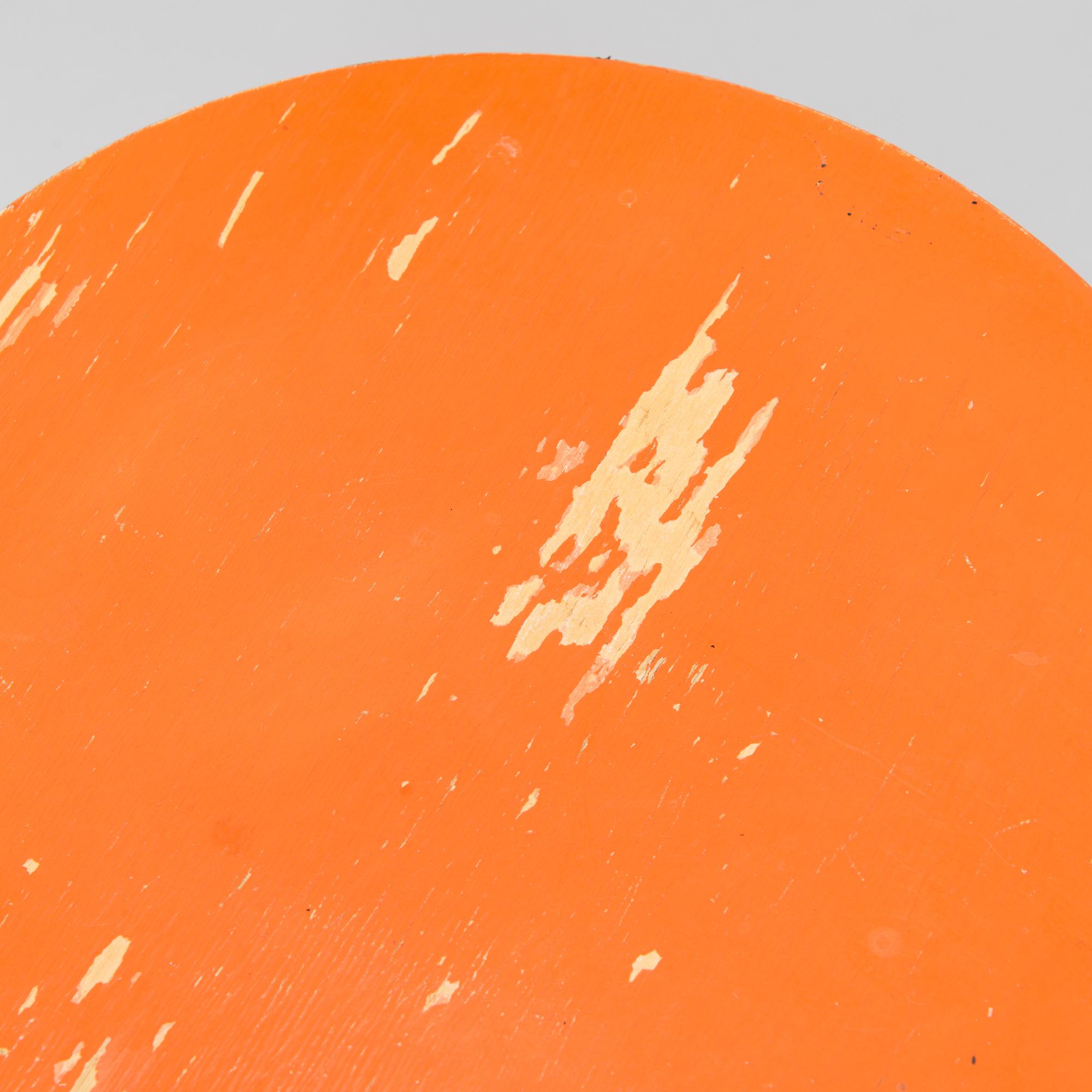 Alvar Aalto, jakkaroita, 2 kpl, malli 60  O.Y. Huonekalu-ja Rakennustyötehdas A.B. 1900-luvun puoliväli.