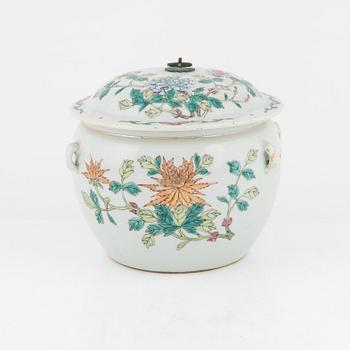 A famille rose tureen with cover, early 20th Century.