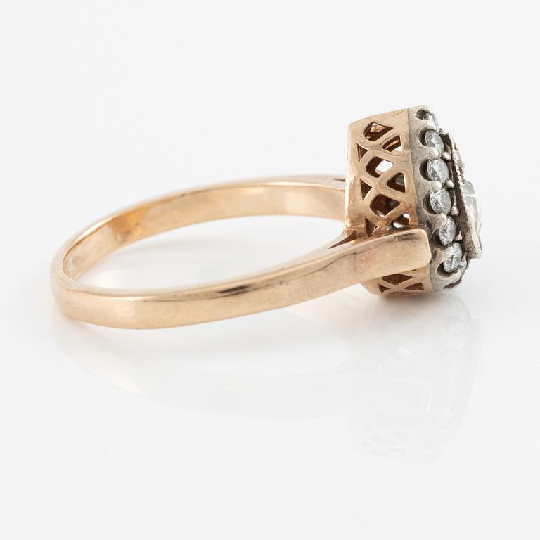 Ring silver och låghaltigt guld med en rosenslipad diamant och runda briljantslipade diamanter.