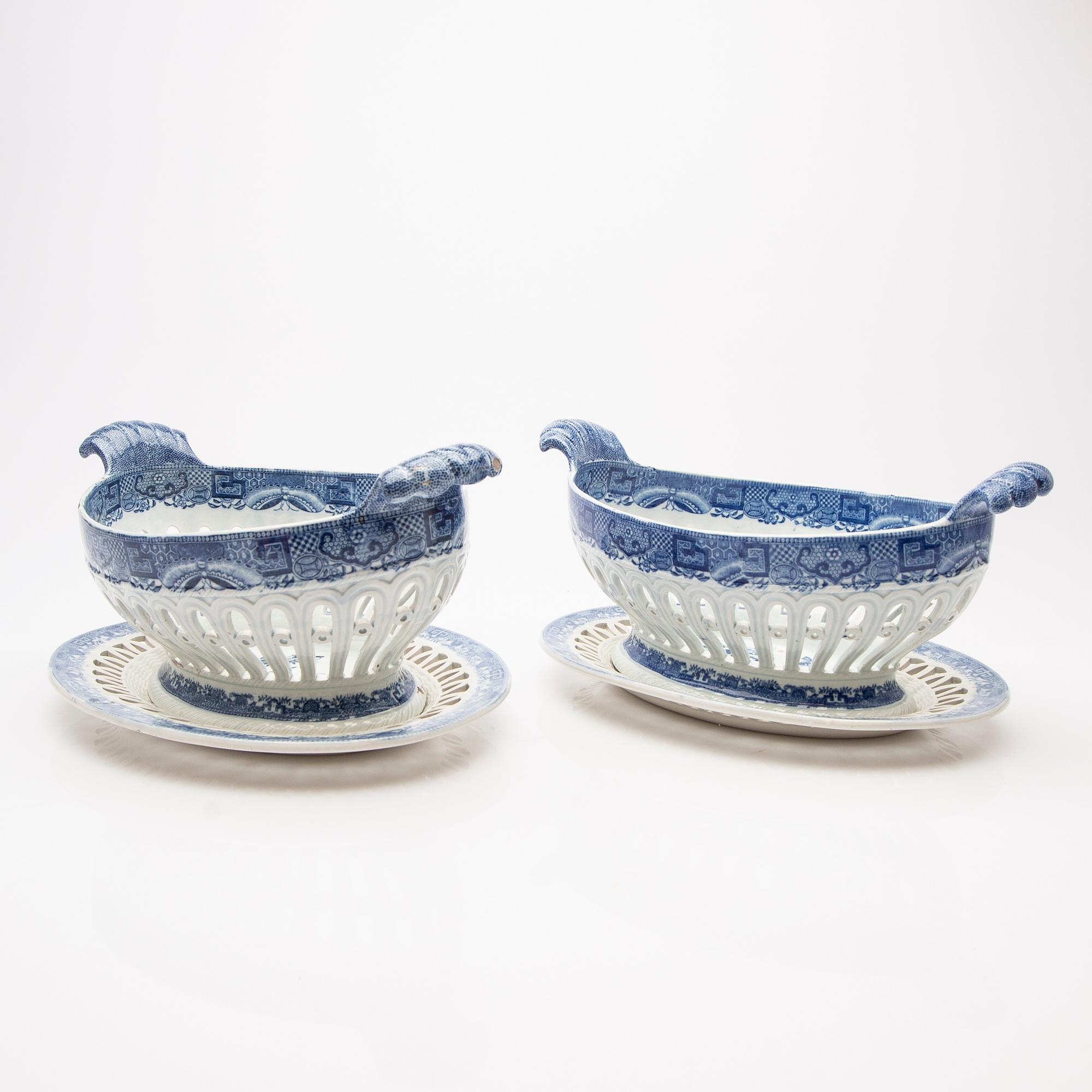 Gallerskålar med underfat, ett par, flintgods, England, 1800-tal.