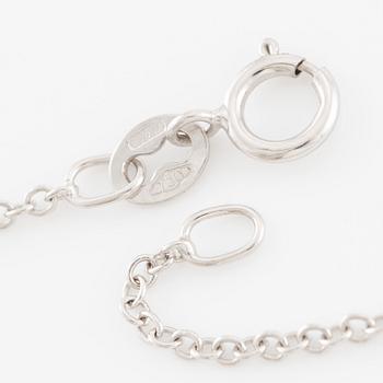 Collier 18K vitguld med briljantslipad diamant.