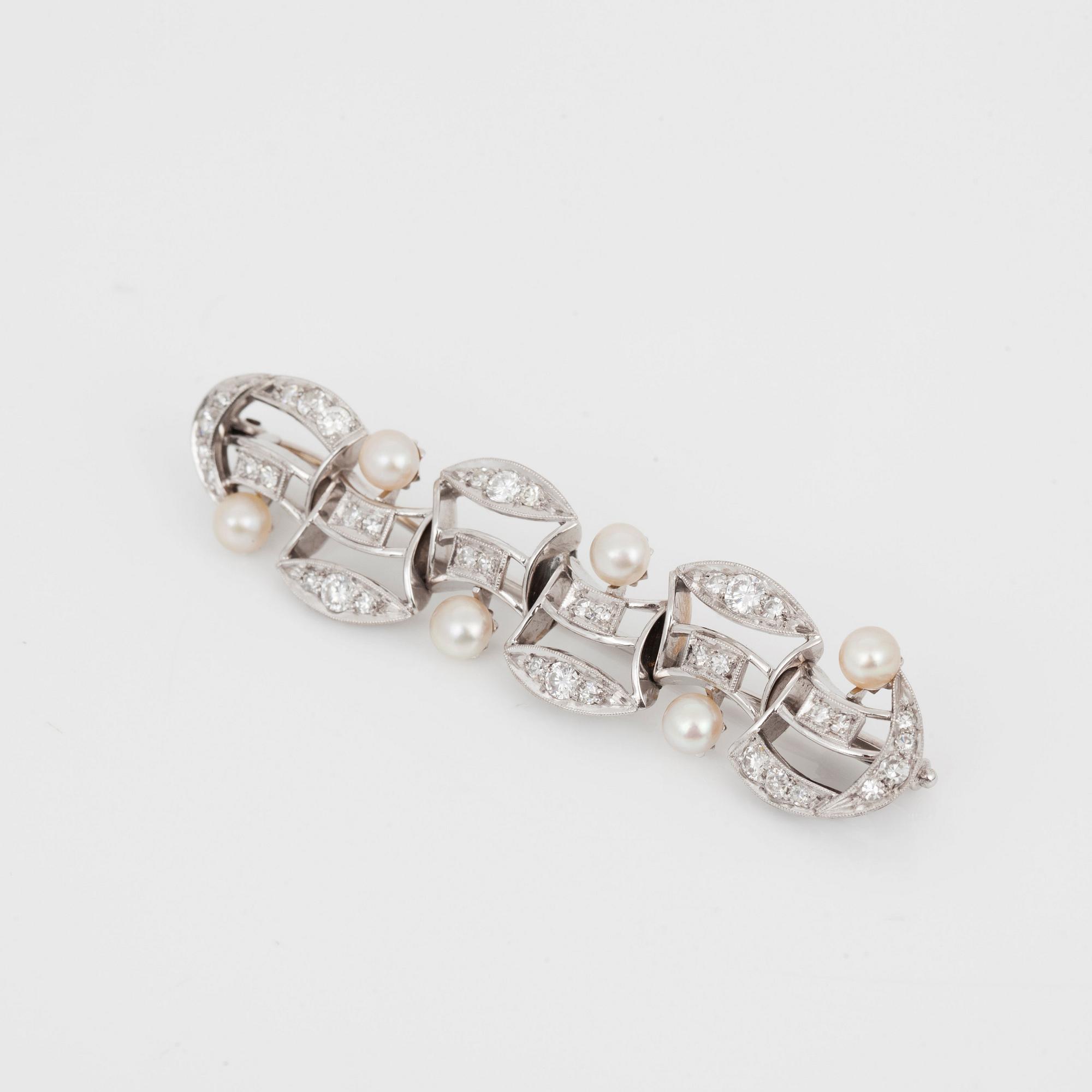 BROSCH, 18k vitguld med diamanter och orientaliska pärlor. Certifikat från GIA på pärlorna.