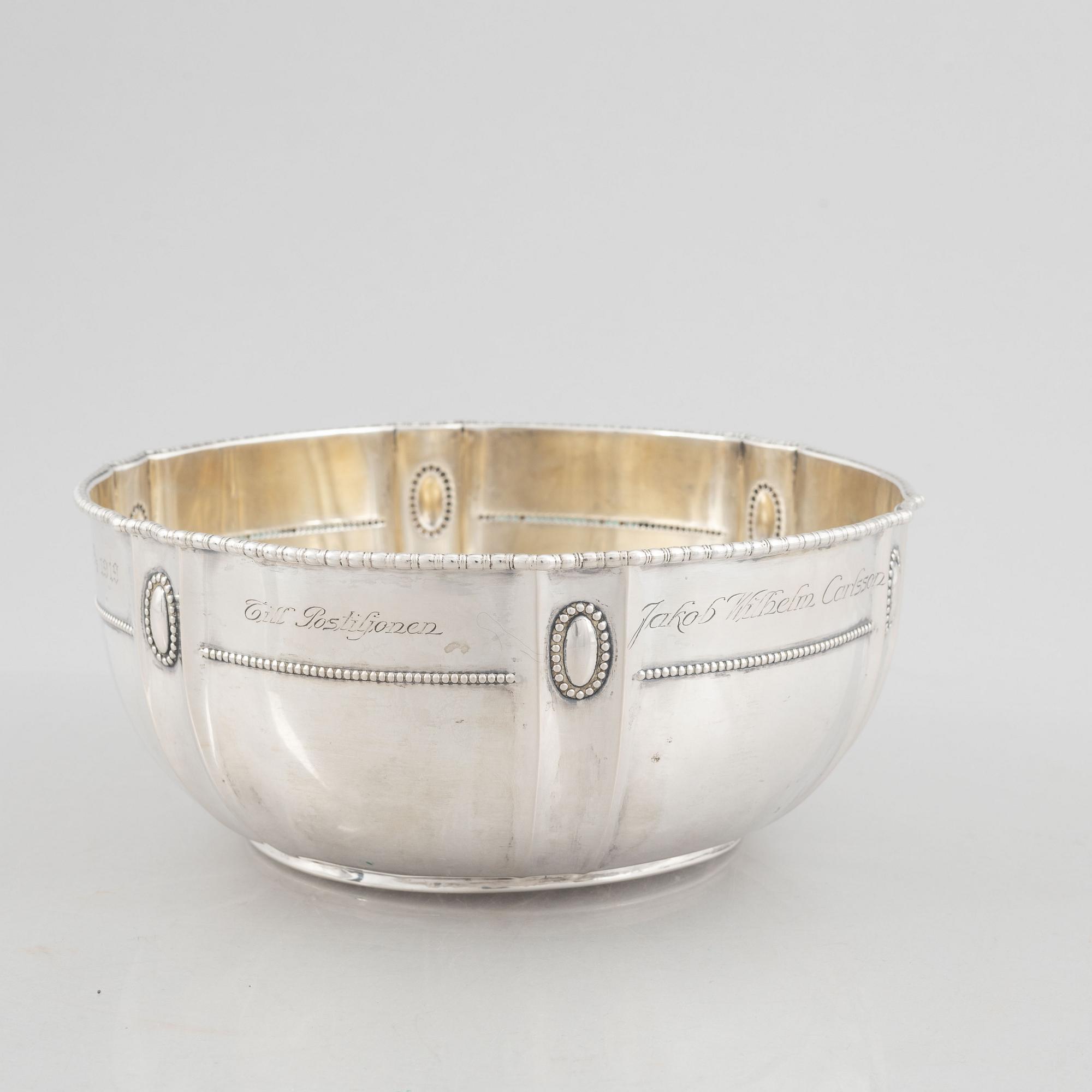 A silver bowl, engraved, Swedish import mark NL Dahlström & Co, Örebro 1918.