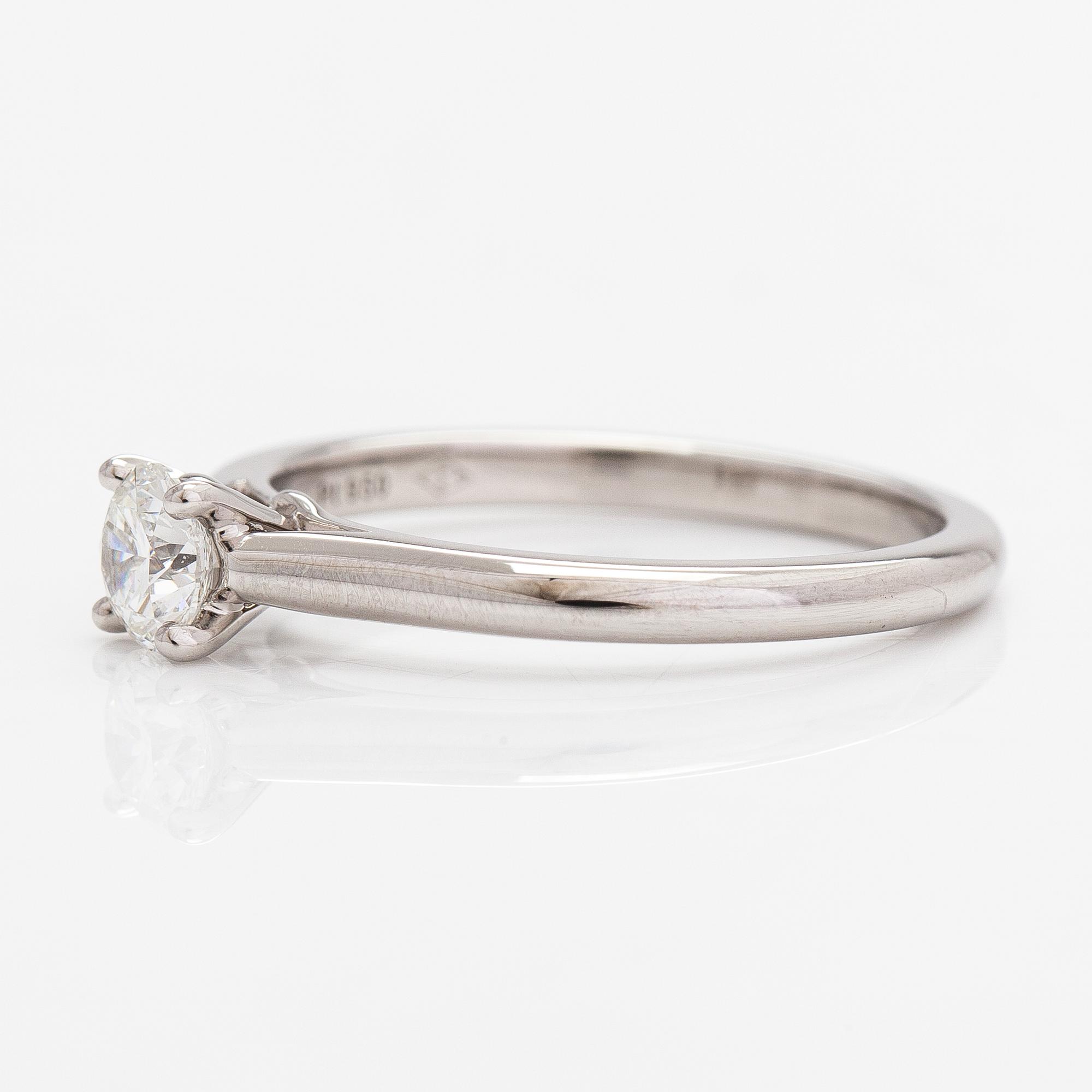 Cartier, a platinum ring with a diamond ca. 0.53 ct. Marked Cartier, FIK691 58. With certificate.