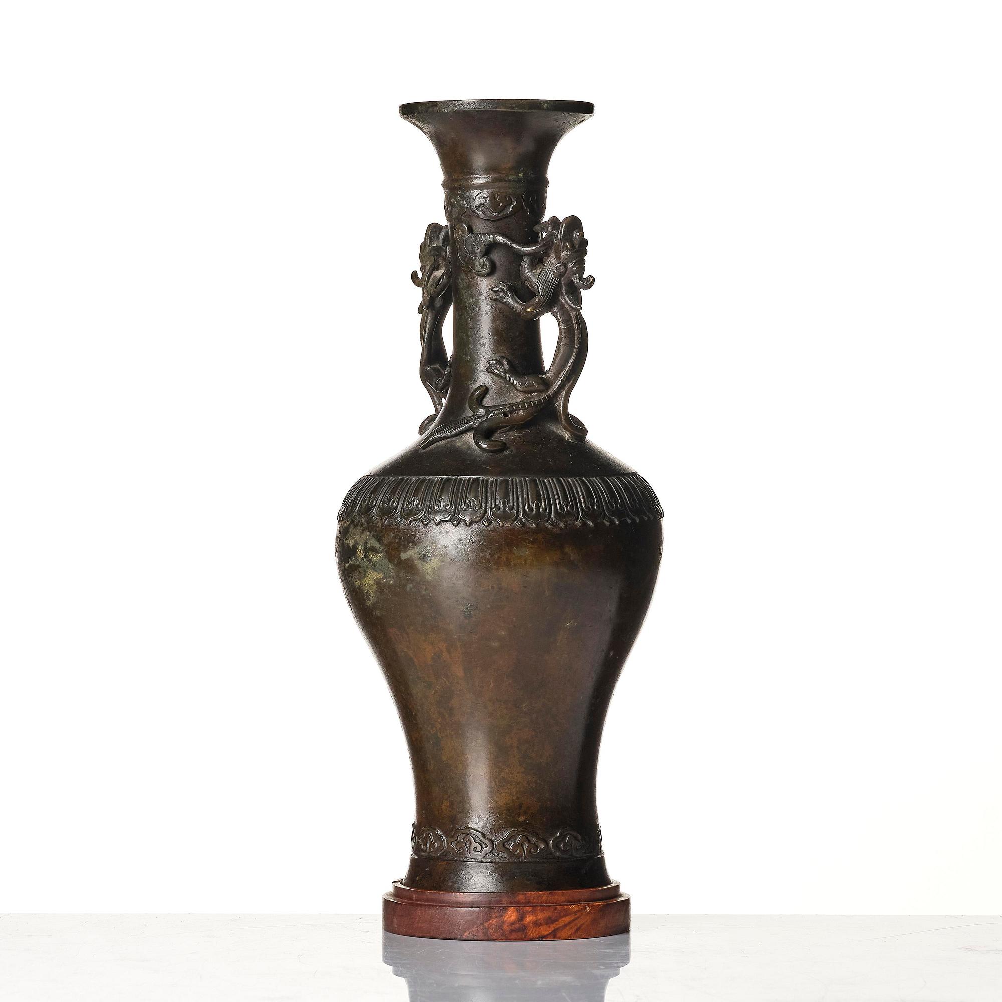 An elegant bronze vase, late Ming dynasty/early Qing dynasty with a Xuande mark.