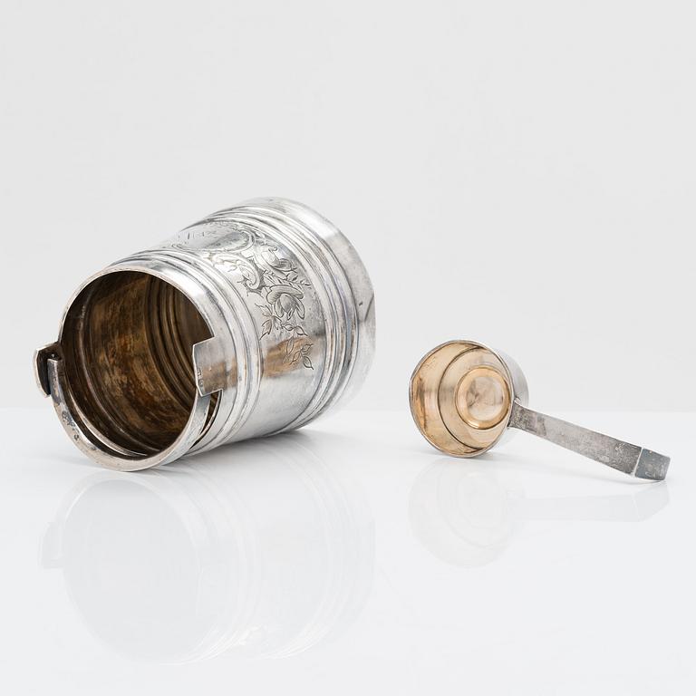 A vodka silver bucket with ladle, maker's mark of Ilya Prokopovich Prokofiev, Moscow 1899-1908.