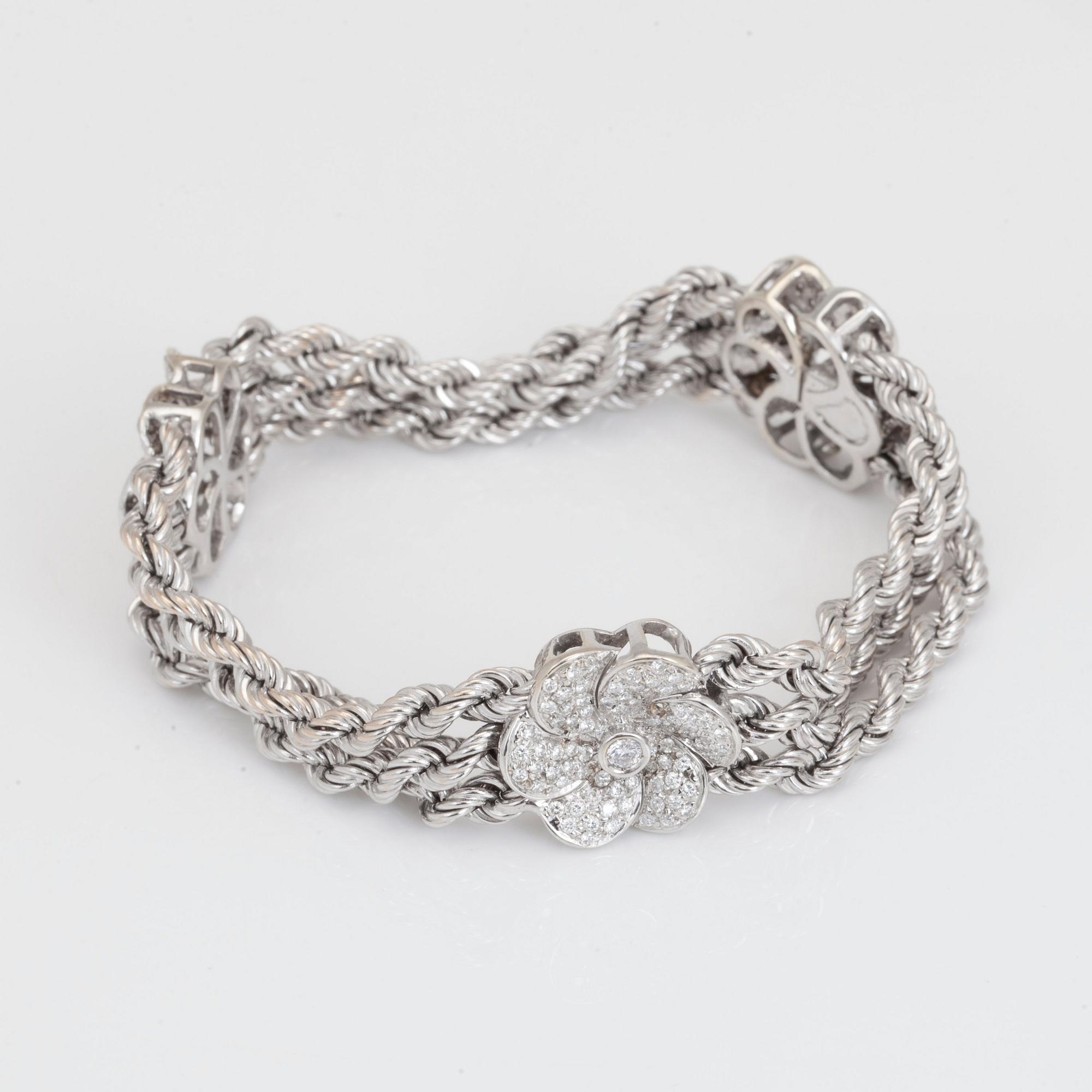 ARMBAND med tre stycken diamantklädda blommor.