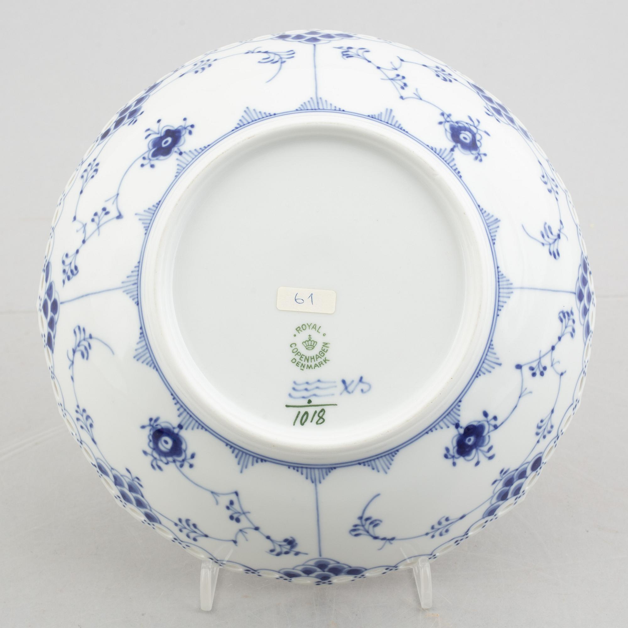 A group of three dishes and a cofee pot, "Blue fluted Full Lace" and "Blue Fluted Plain"/"Musselmalet", Royal Copenhagen.