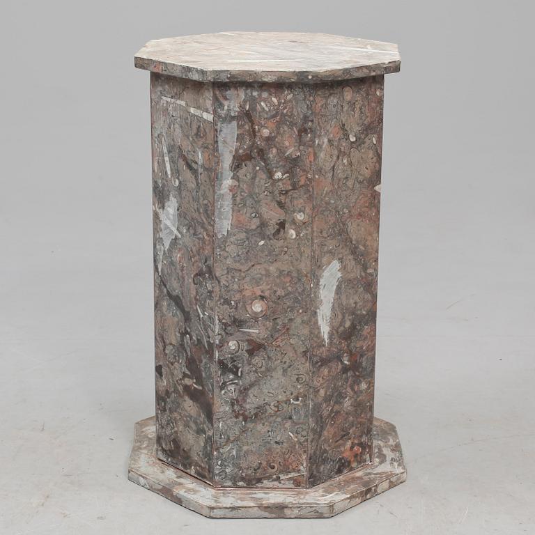 BORD, kalksten, 1900-tal.