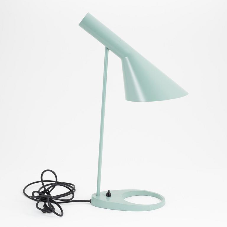 Arne Jacobsen, bordslampa, "AJ", Louis Poulsen, Danamark.