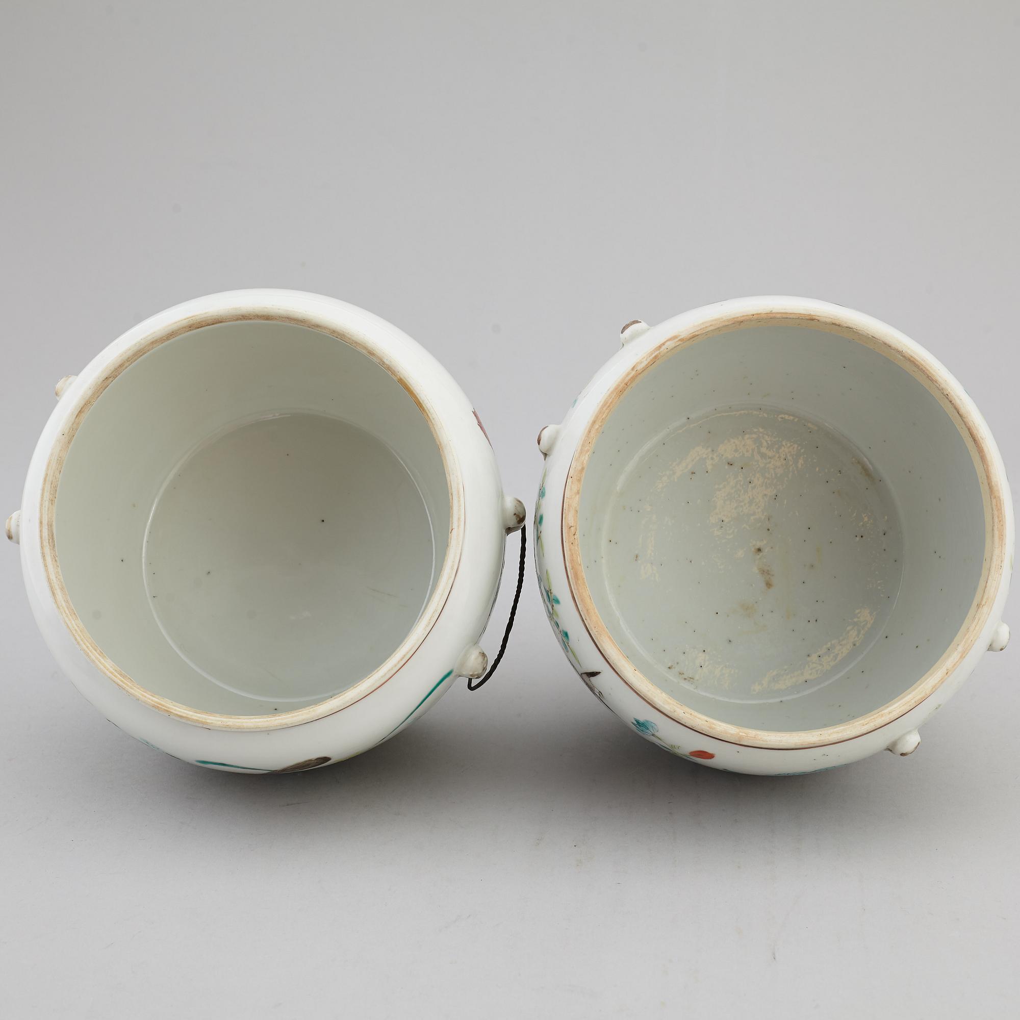 A group of two famille rose jars with covers, Qing dynasty, late 19th century.