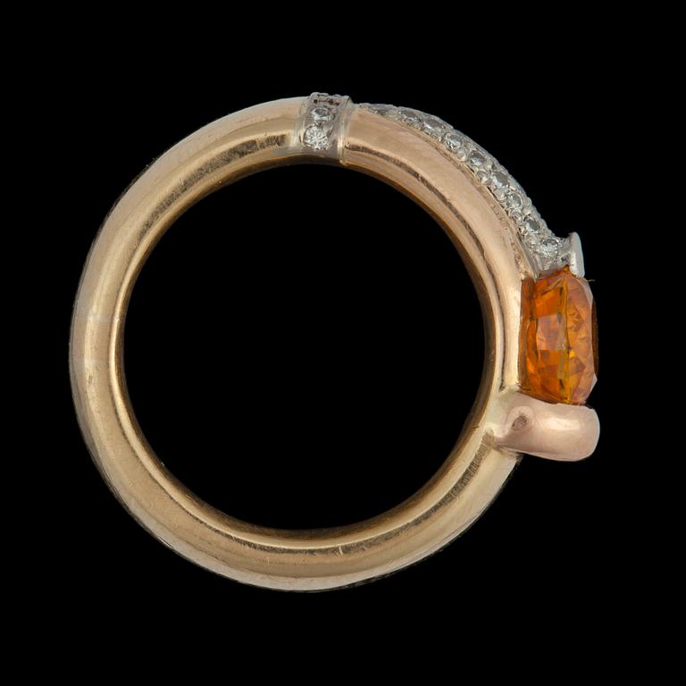 RING med orange safir ca 2.67 ct samt briljantslipade diamanter totalt 0.32 ct. Gaudy 1994.