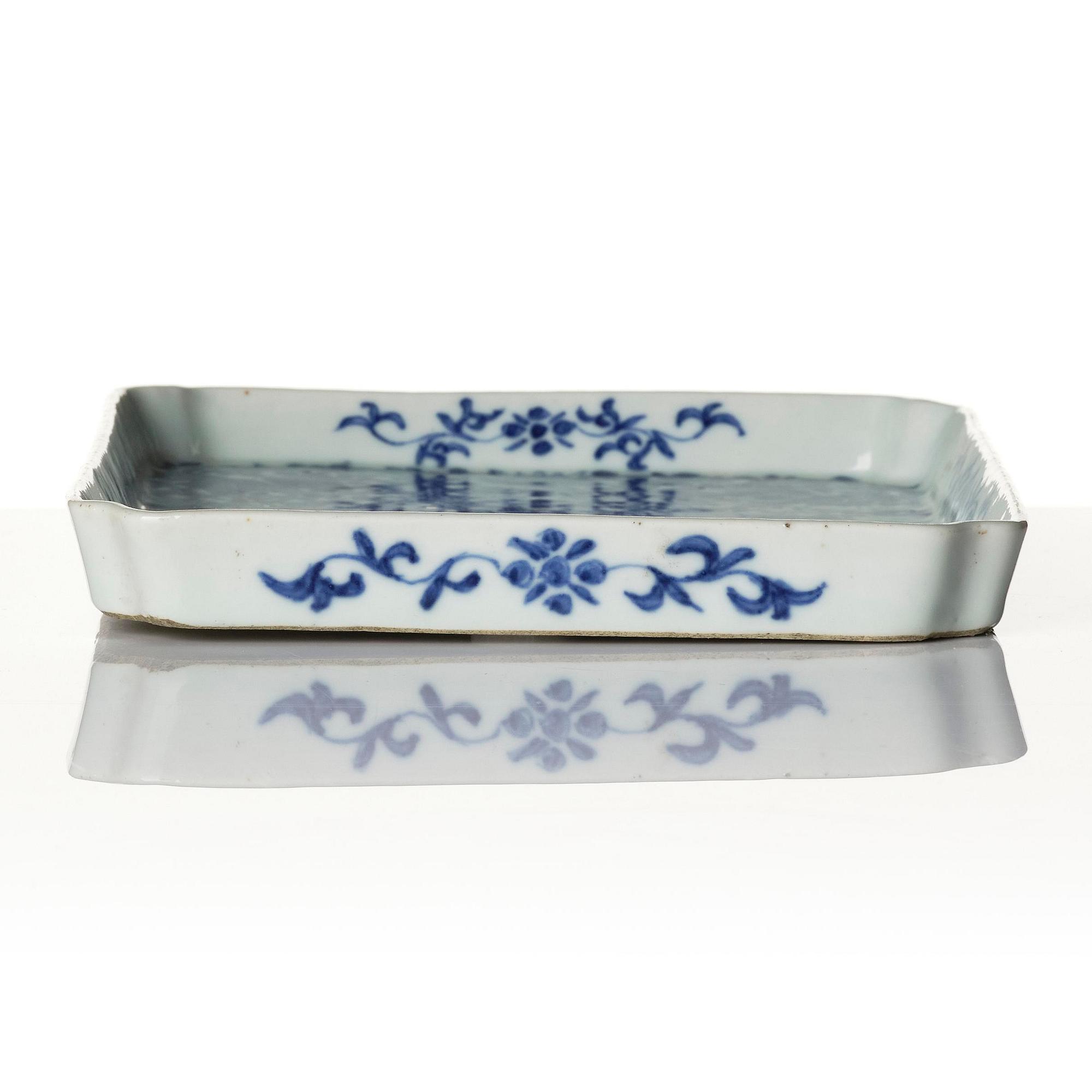 A blue and white dragon tray, Qing dynasty, 19th century.