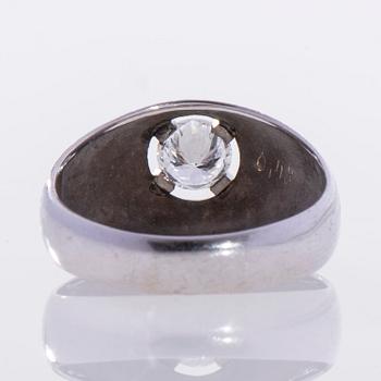 RING, 18K vitguld, briljantslipad diamant. Olof Sjöblom, Helsingfors 1974. Vikt ca 4,1 g.
