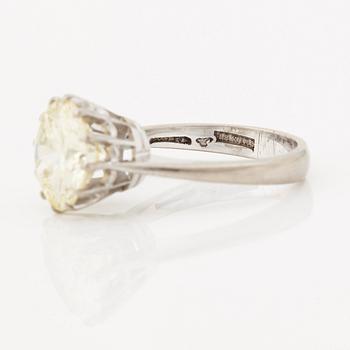 A RING set with a brilliant cut-diamond.
