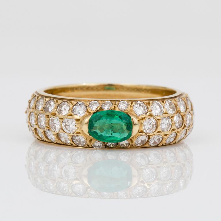 RING, med facetterad smaragd, ca 0,40 ct och små briljantslipade diamanter, totalt ca 1,38 ct.
