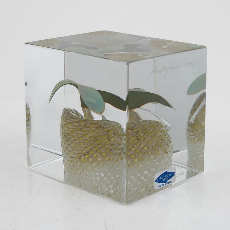 Oiva Toikka, an annual glass cube, signed Oiva Toikka Nuutajärvi 1986 and numbered 47/2000.