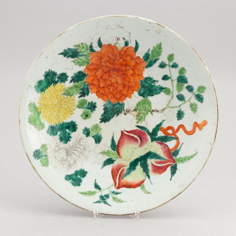 A famille rose dish, Qing dynasty, 19th Century.