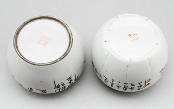 LOCKURNOR, 2 st, porslin, Kina, 1800-talets andra hälft.