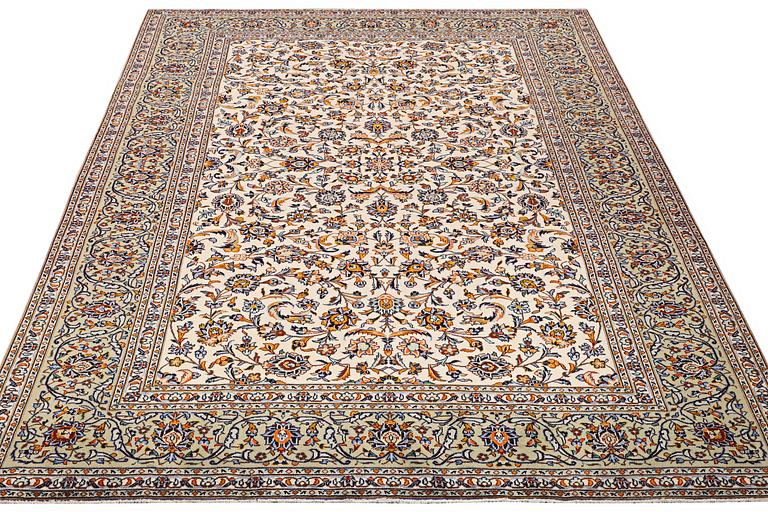 A carpet, Kashan, ca 356 x 248 cm.