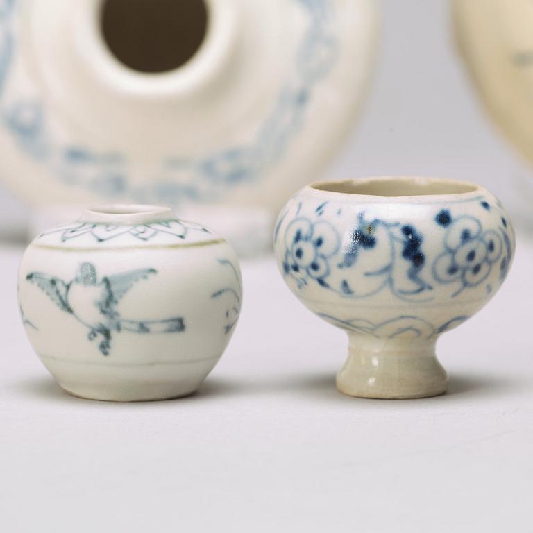 A group of five blue and white South East Asian ceramics, Thailand, Sawankhalok, 17/18th Century.