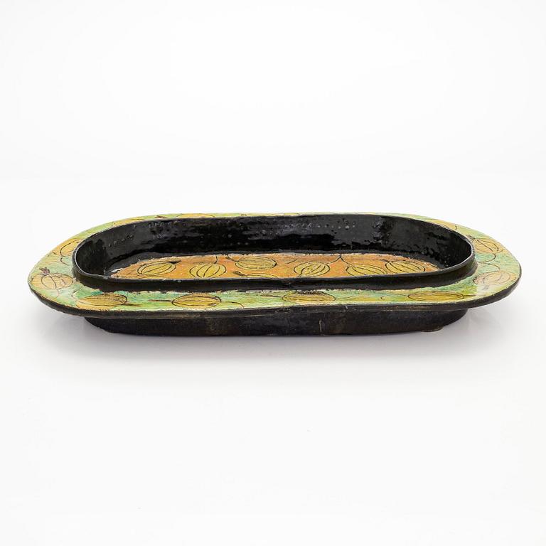 Birger Kaipiainen, a stoneware decorative dish signed Kaipiainen.
