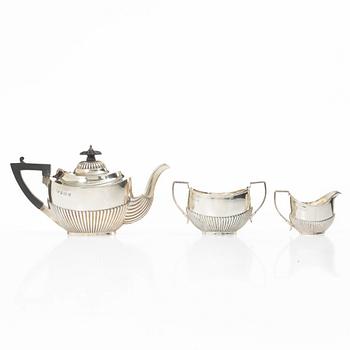 A British three piece silver tea set, mark of Williams (Birmingham) Ltd, Birmingham 1902.