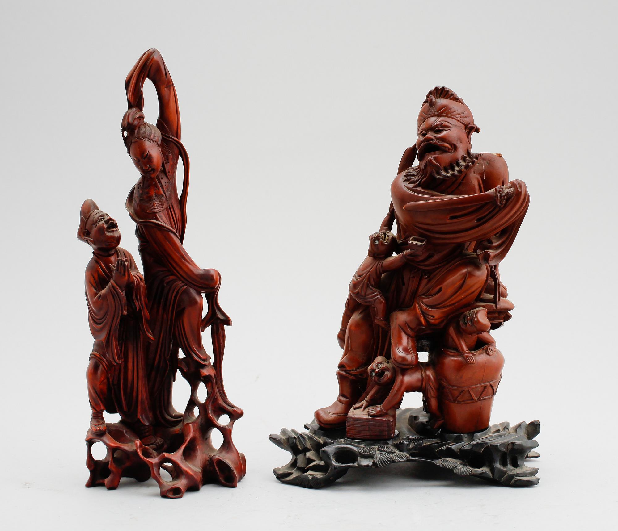 SKULPTURER, 2 st, snidat trä, Kina, 1900-tal.
