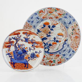 Two Japanese imari dishes, Meiji (1868-1912).