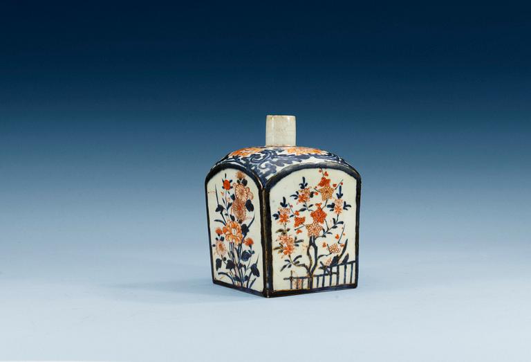 A Japanese imari bottle, 18th Century.