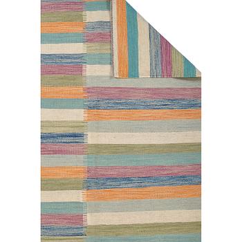 A kilim carpet, ca 195 x 153 cm.