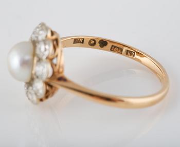 RING, 18K guld och med odlad pärla och gammalslipade diamanter 1.55 ct, Wilhelm Harbeck, Stockholm, 1919. Vikt 3,7 gram.