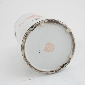 A Chinese porcelain hat stand, early 20th century.